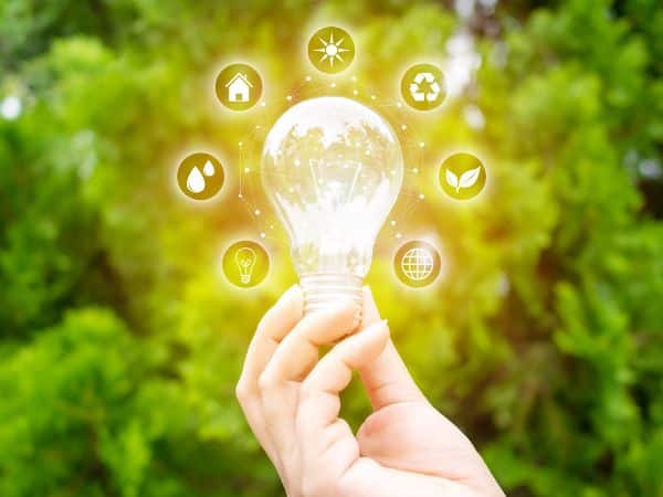 lampadina accesa che indica efficienza energetica tra cui pompe di calore